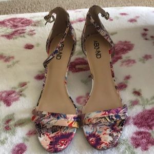 NWT Abound Floral Heels